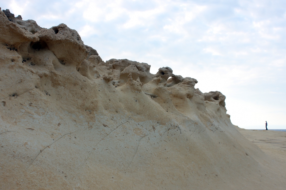 Dunes de sable dessinées par l'érosion en bord de mer