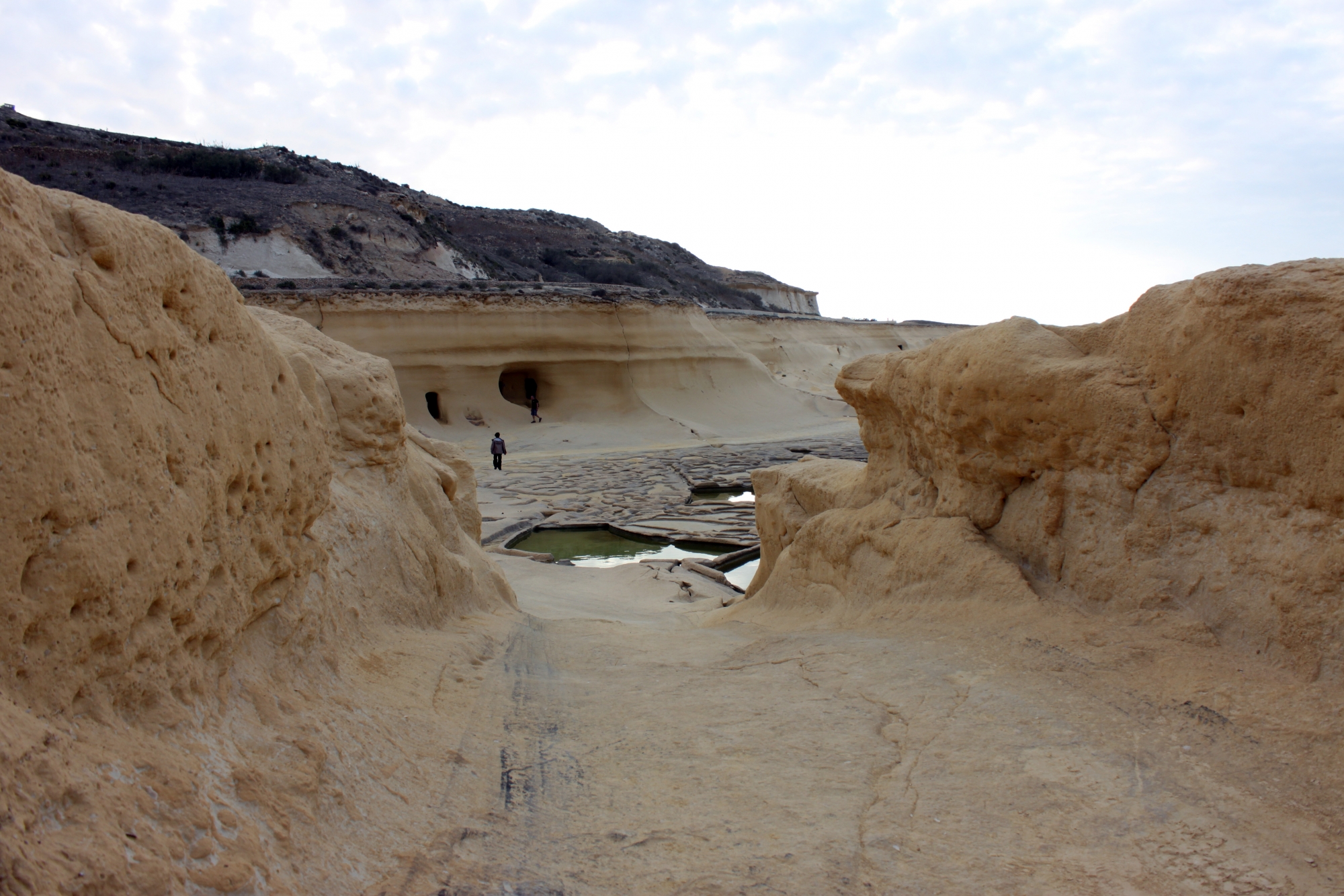 Grottes troglodytiques le long de la falaise