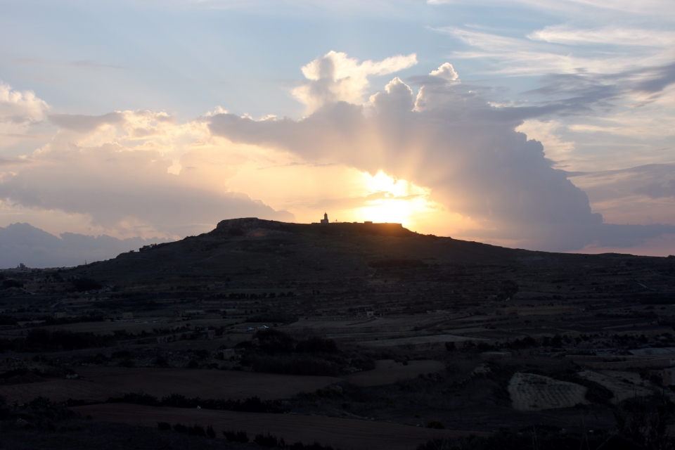 Coucher de soleil devant le phare de Ta' Gurdan
