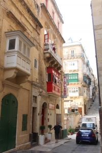 Facade de l'hôtel côté cité, véranda rouge de notre chambre