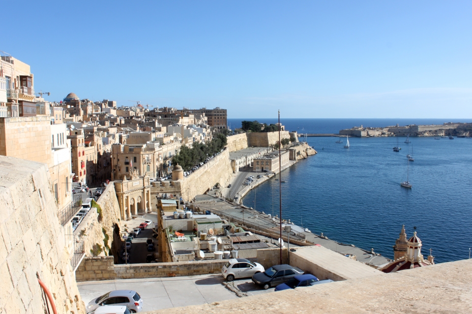 Vue sur l’entrée du Grand Port, les quais et au bout le jardin du bas Barraca