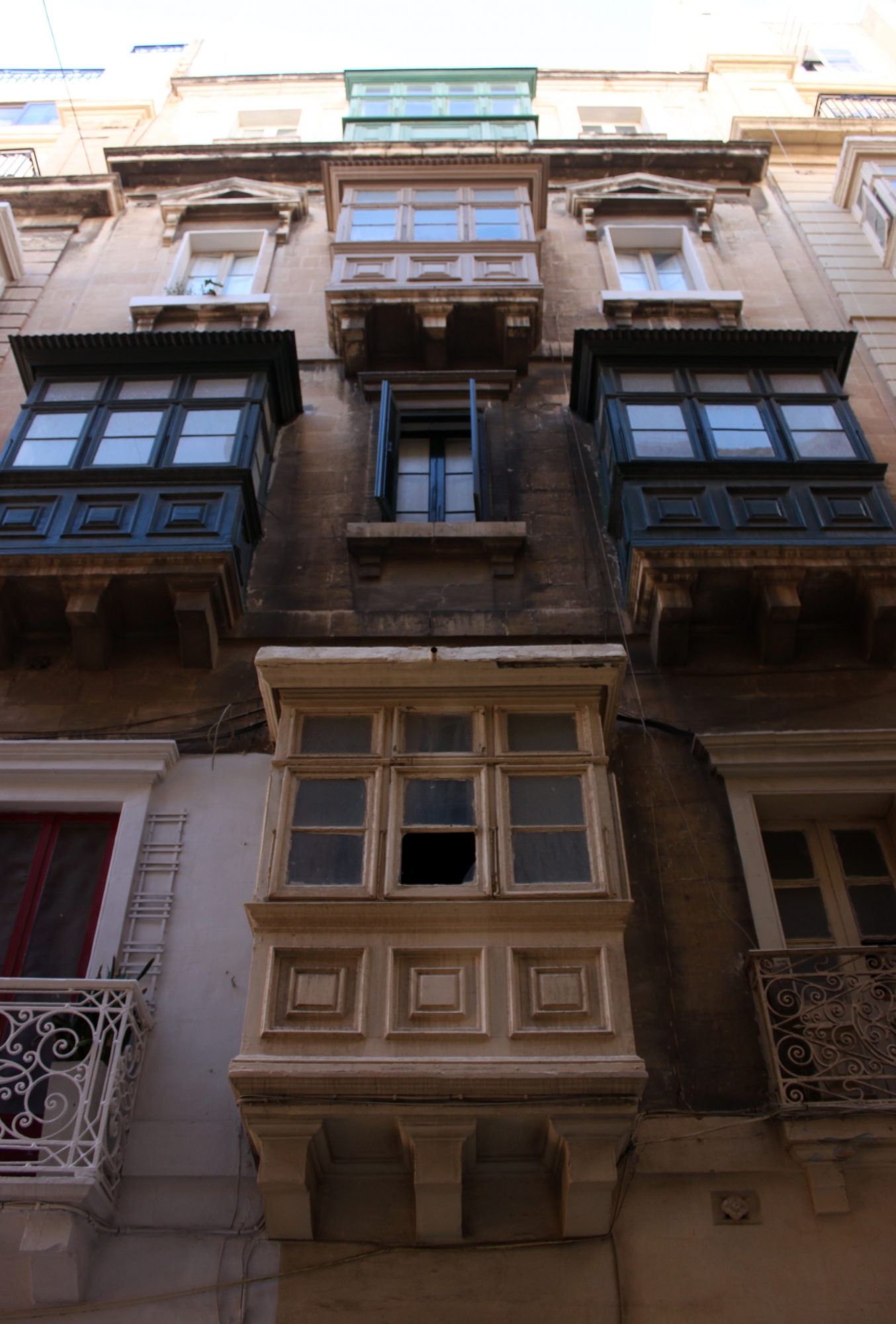 Balcons de facades de maisons maltaises