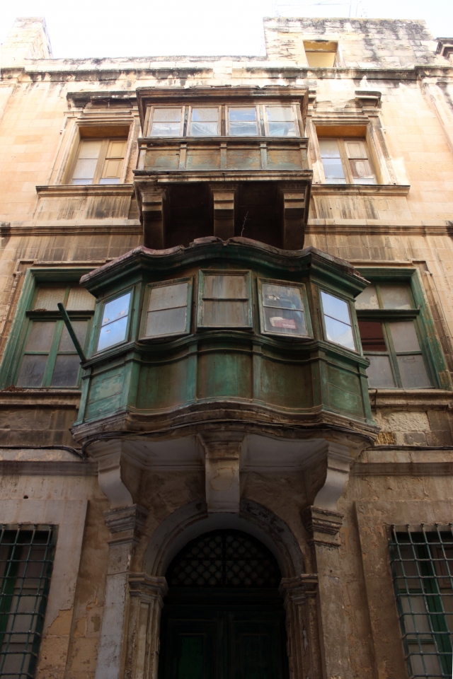Balcons de facades de maisons maltaises verts