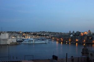 Port de Vittoriosa à la tombée de la nuit