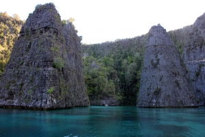 Formations rocheuses étonnantes des îles de Farondi