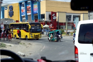 Traversée d'une petite ville et toujours un tricycle dans le champs de vision !