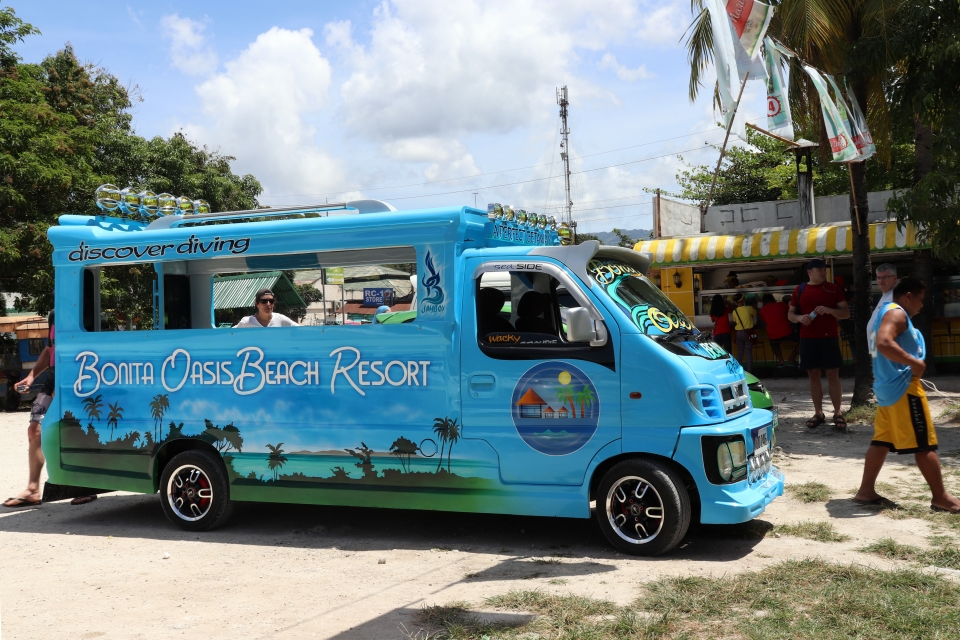 Notre jeepney costumisée au couleur de notre hôtel