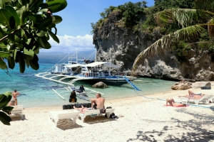 Plage de l'hôtel "Apo Beach Resort"