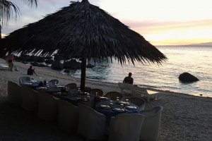 Dîner sur la plage de l'hôtel d'Apo Beach Resort