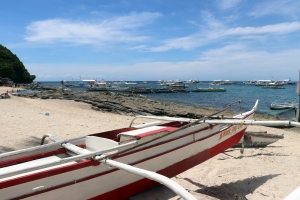 Banca sur la plage du village d'Apo