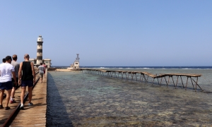 + Daedalus, le phare est accessible par une longue passerelle.