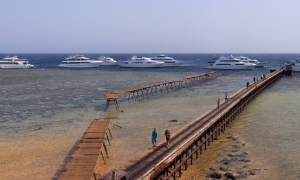 + Bateaux qui mouillent au bout de la passerelle de Daedalus Reef