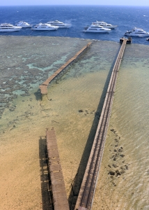 + Remarquable vue sur la passerelle reliant le phare au mouillage des bateaux