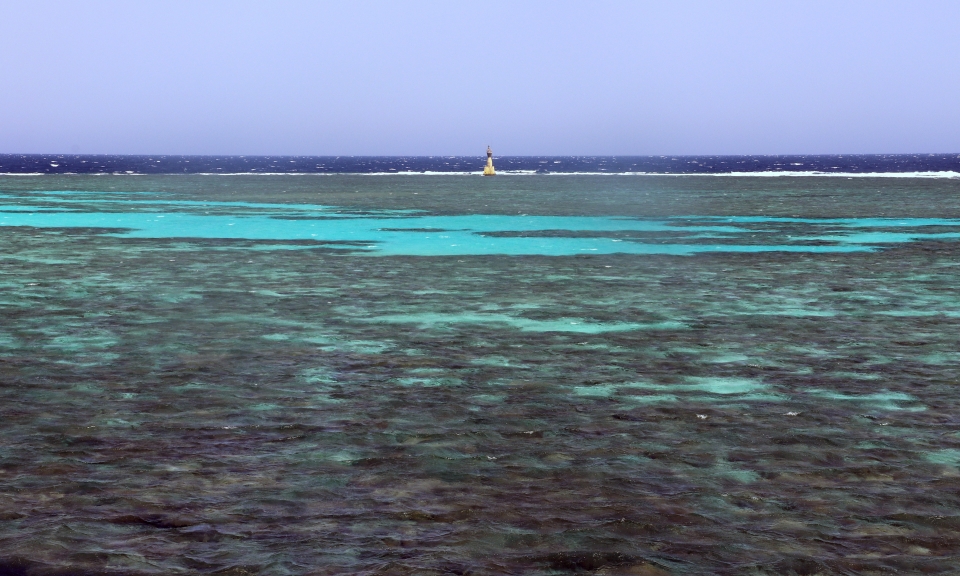 Récif de Panorama Reef surmonté d'une balise