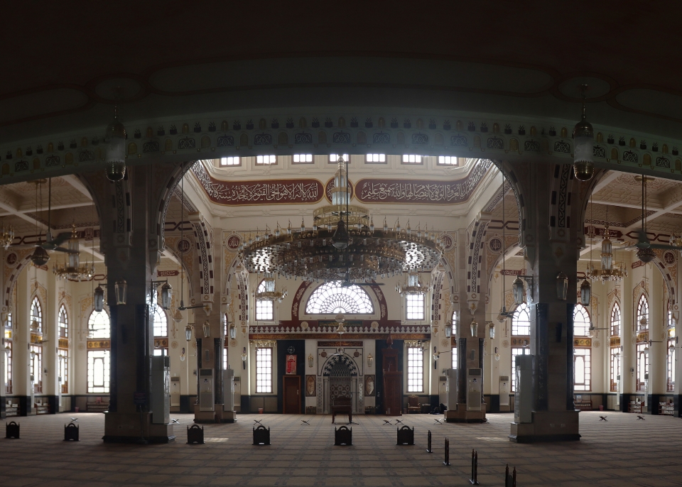 Mosquée El Mina Masjid, salle de prière très lumineuse