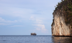 Ballade entre les falaises verticales de calcaire