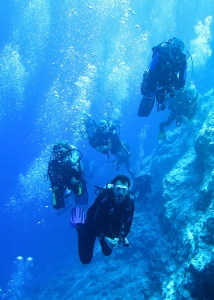 Plongeurs longeant le mur