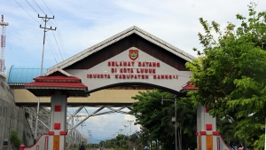 Portail d'accueil à la sortie de l'aéroport de Luwuk