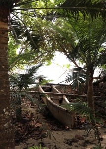 Pirogue en bord de mer