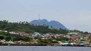 Ternate, vue sur le volcan d'une île voisine