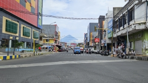 Grande rue de Ternate avec vue sur le volcan de Tidore