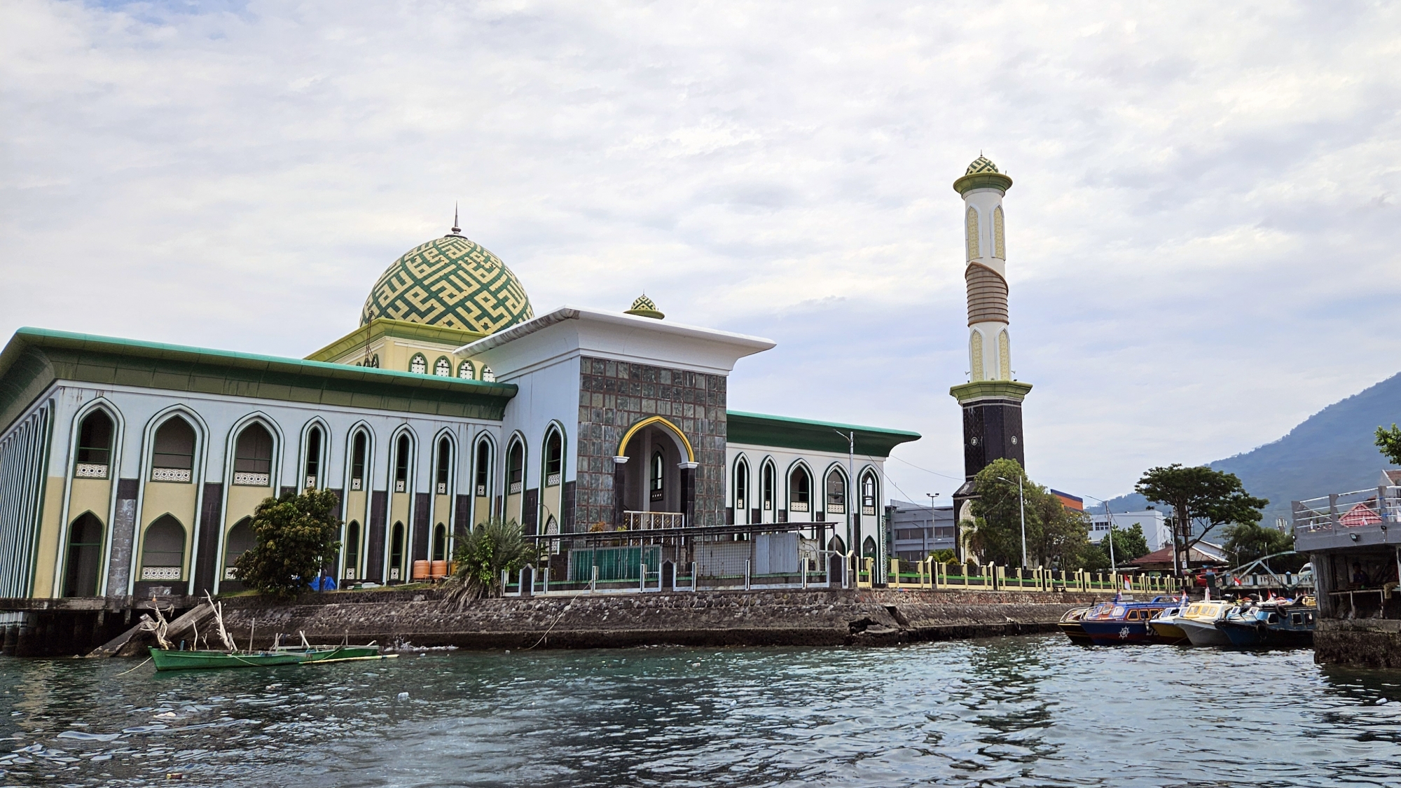 La mosquée Al Munawar en bord de mer
