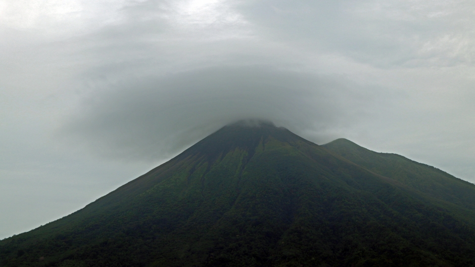 Le mont Gamalama, un volcan haut et conique