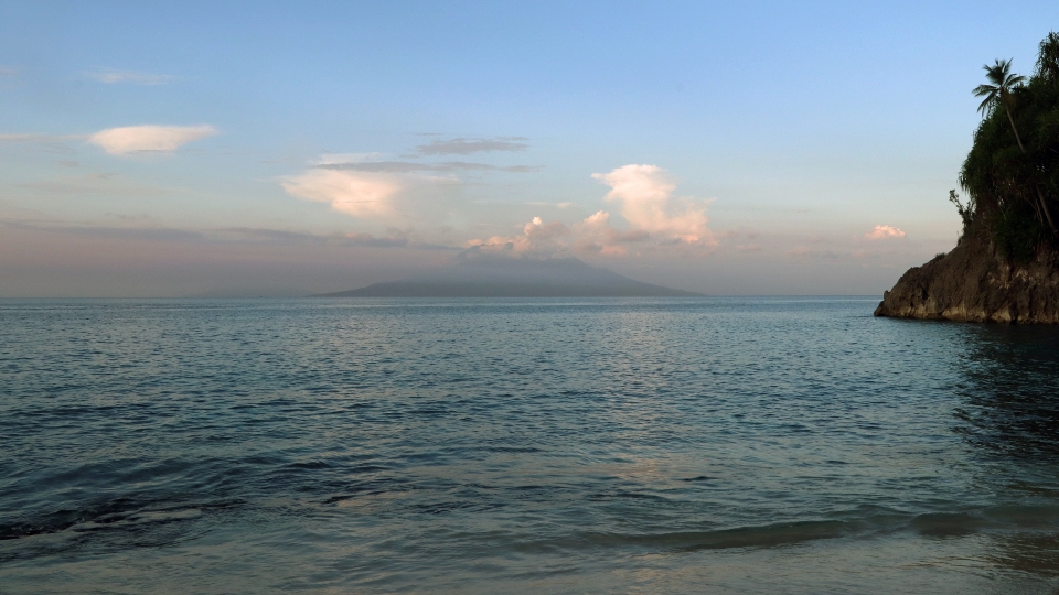 Panorama de fin de journée sur une île volcan