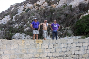 Pont reliant les falaises à Xlendi