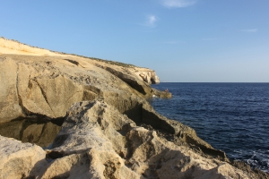 Falaises adruptes découpées par la mer