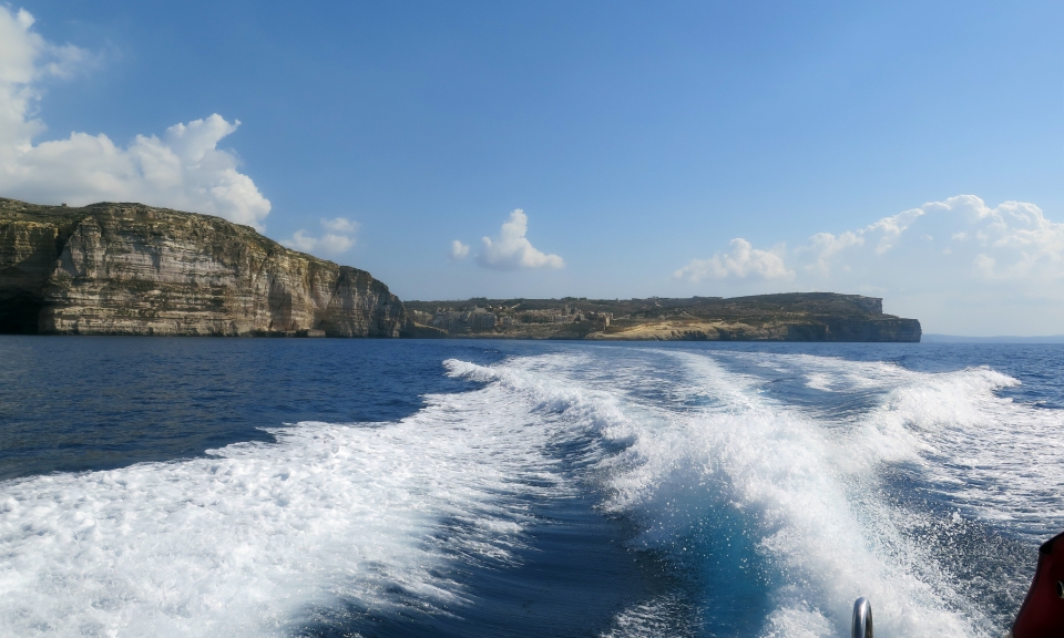 Falaises adruptes à la sortie de la crique