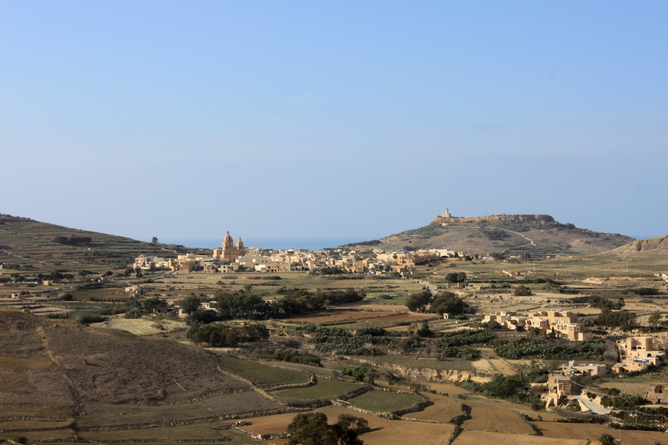 Panorama de la citadelle de Victoria : L-Għasri, son église et son phare
