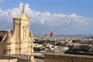 La Cathédrale de la citadelle et au loin la Basilique Saint-Georges de Victoria