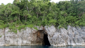 Formation de cavités le long de la côte de Pulau Laigoma