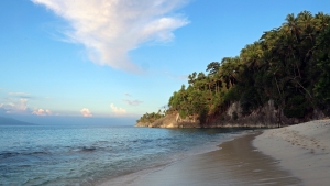 Plage de sable blanc de Pulau Laigoma
