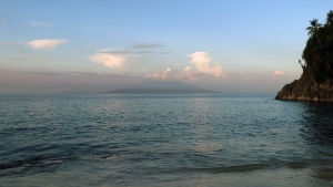 Panorama de fin de journée sur une île volcan