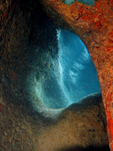 Jeu de lumière entre tunnels et rochers