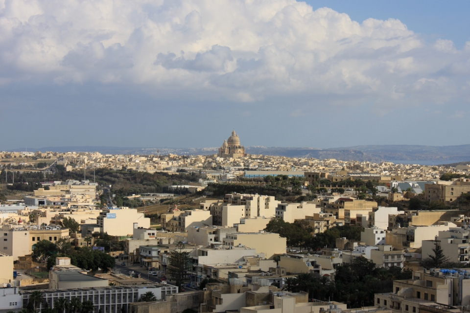 Vue sur la ville de Victoria et la Basilique Saint-Georges des remparts de la citadelle